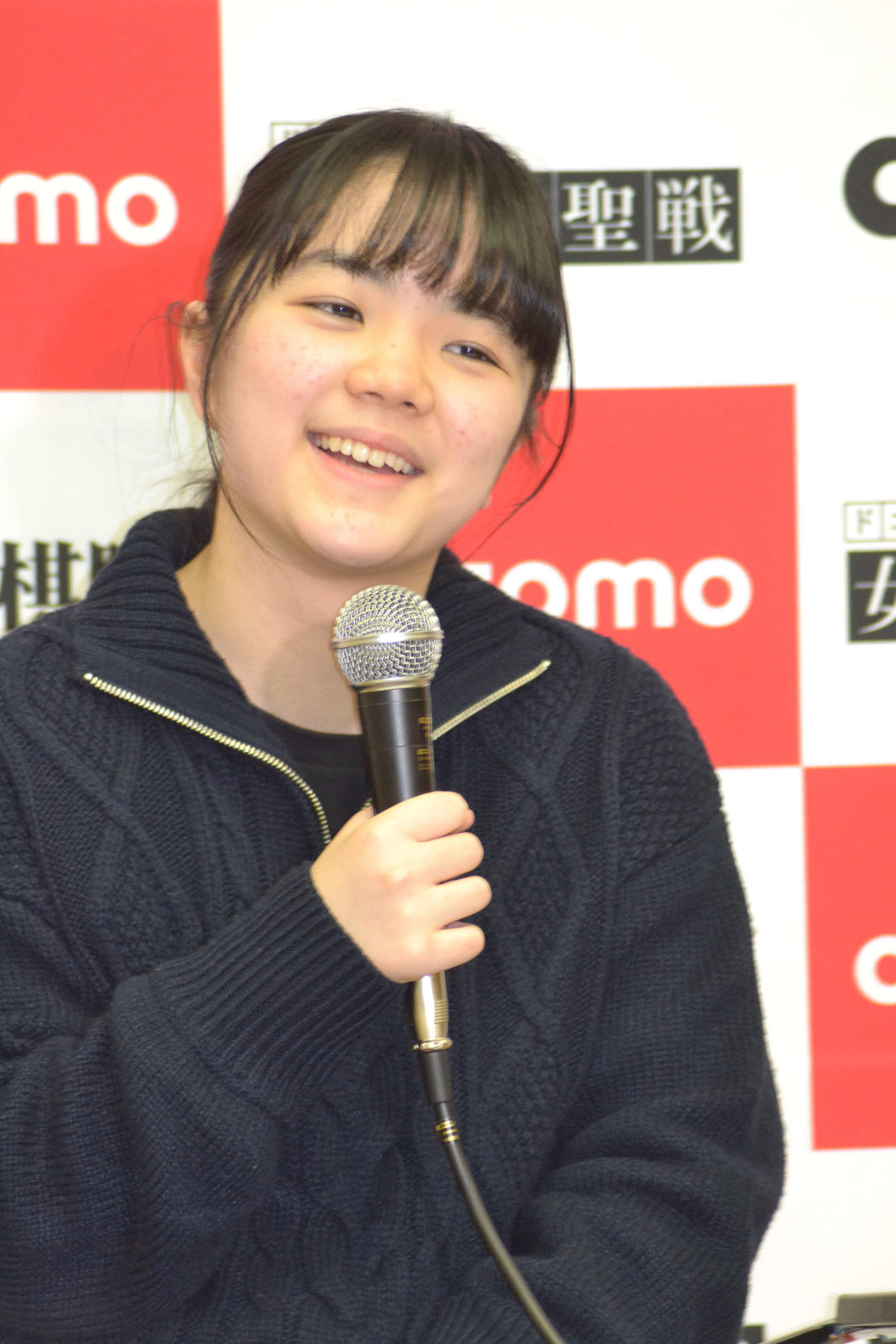 初タイトルの記者会見で笑顔を見せる仲邑菫女流棋聖