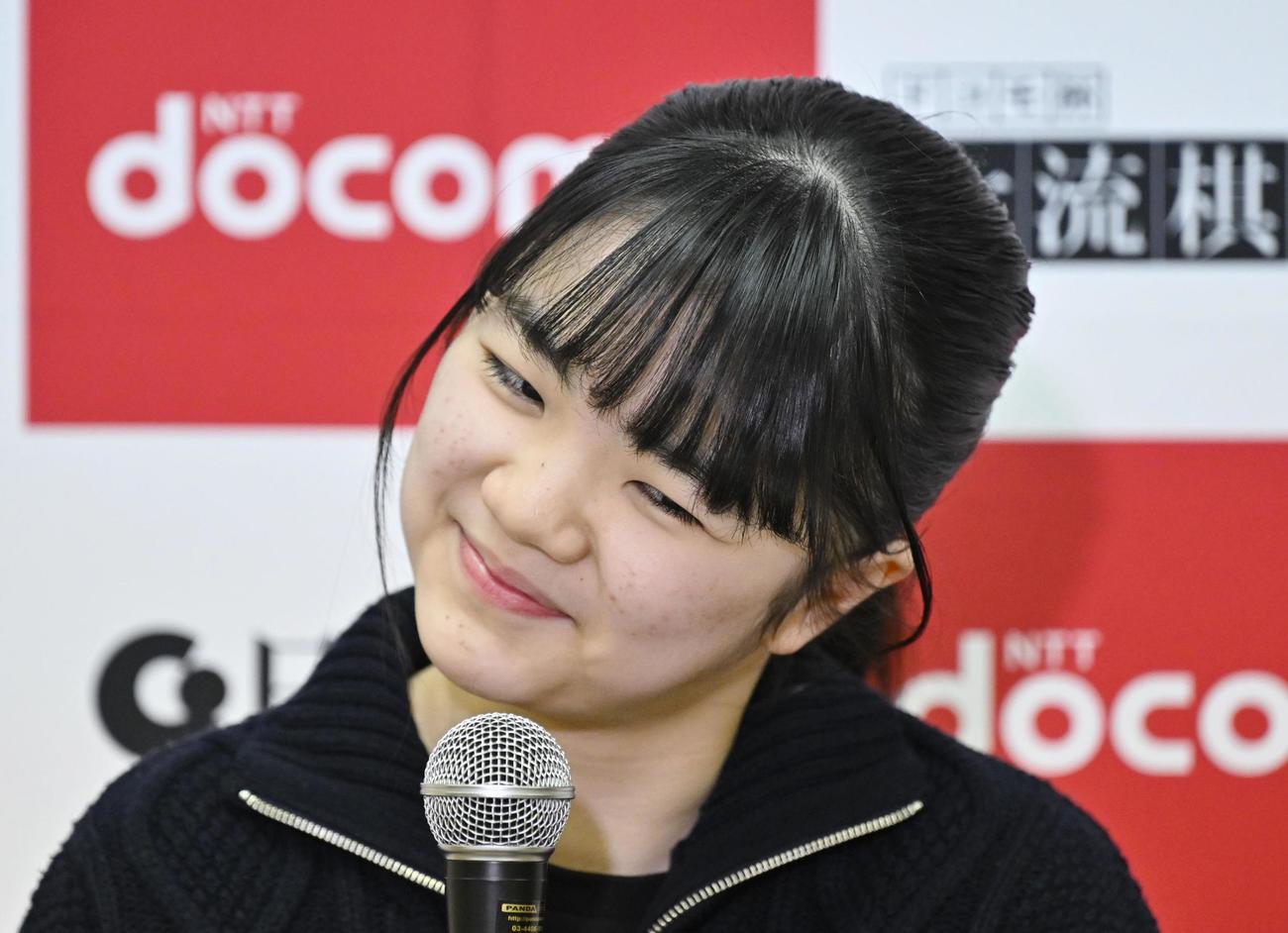 史上最年少13歳11カ月で囲碁の女流棋聖を獲得した仲邑菫三段は会見で首をかしげる