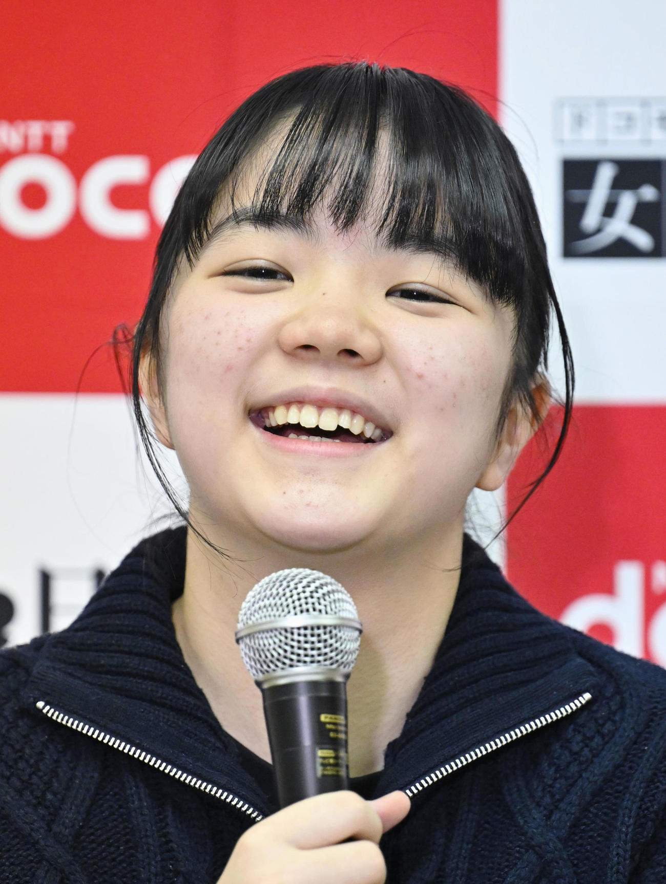 史上最年少13歳11カ月で囲碁の女流棋聖を獲得した仲邑菫三段は会見で笑顔