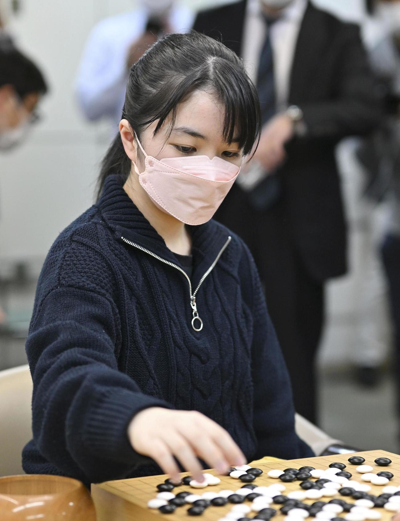 囲碁の第26期ドコモ杯女流棋聖戦第3局で上野愛咲美女流棋聖を破った仲邑菫三段
