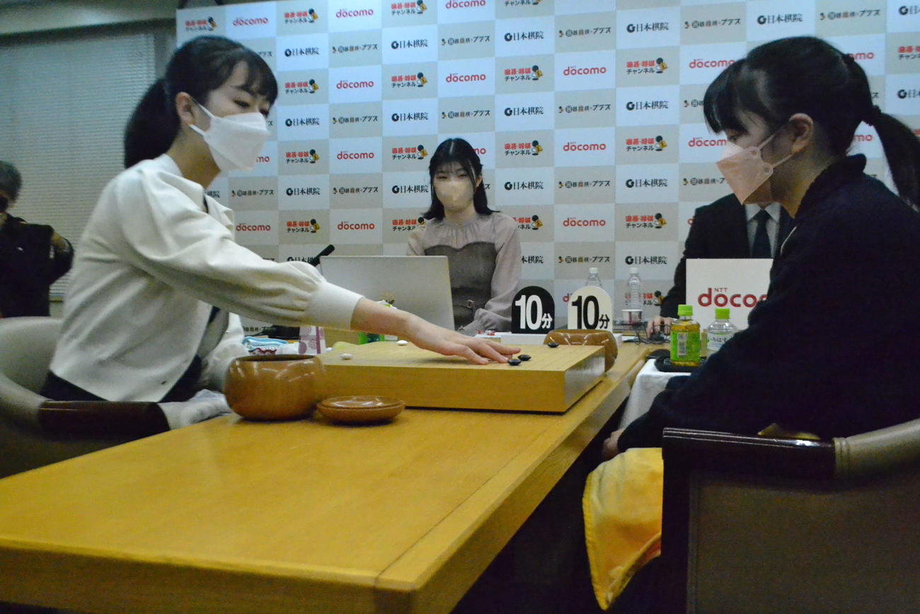囲碁界史上最年少13歳11カ月での初タイトル獲得を目指して上野愛咲美女流棋聖（左）に挑戦する仲邑菫三段（右）