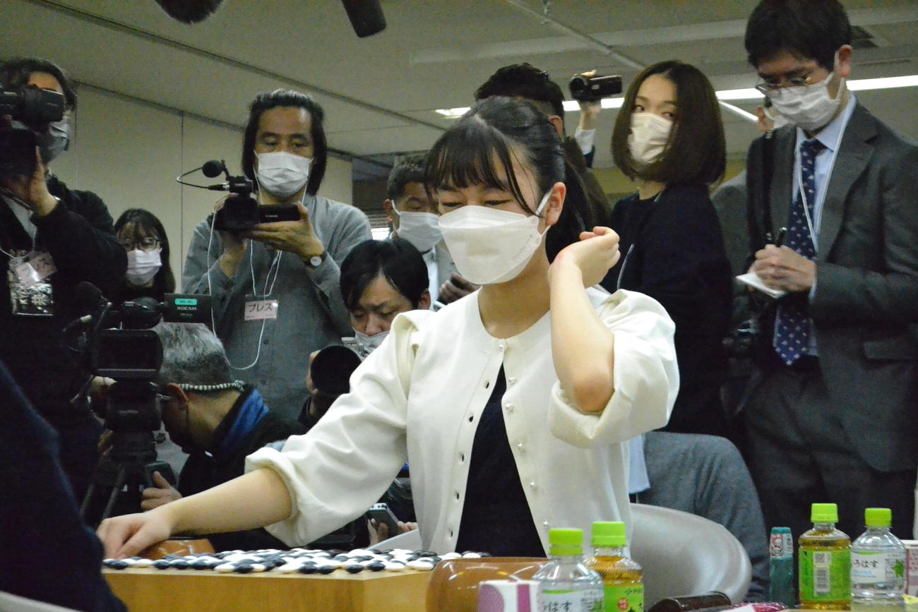 仲邑菫三段に敗れてタイトルを失った上野愛咲美女流棋聖