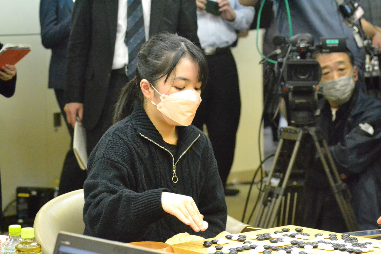 上野愛咲美女流棋聖を下して囲碁界史上最年少13歳11カ月で初タイトルを獲得した仲邑菫三段
