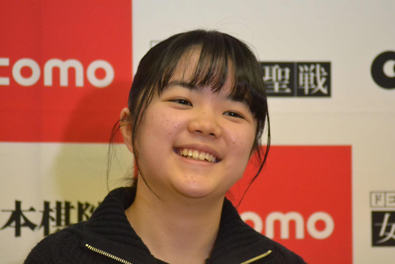 初タイトルの記者会見で笑顔を見せる仲邑菫女流棋聖