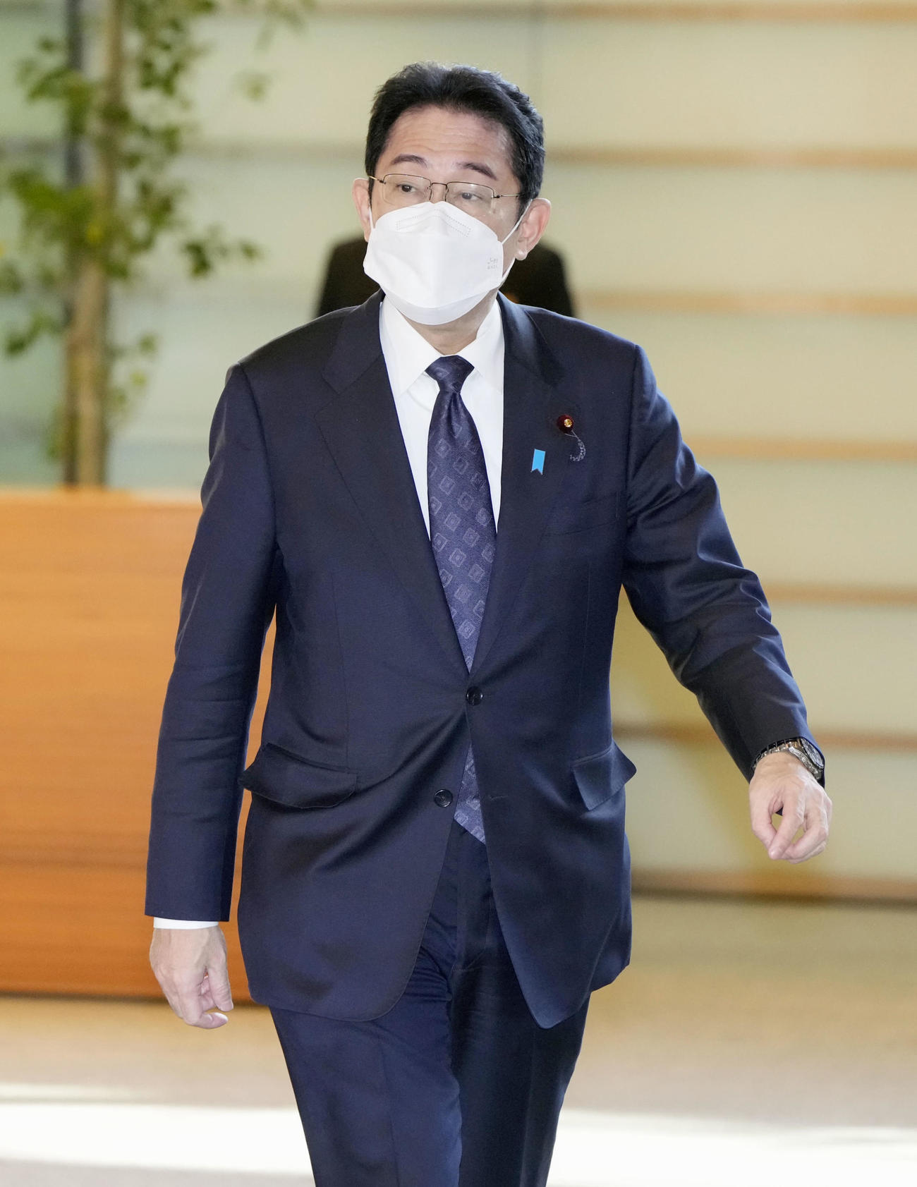 首相官邸に入る岸田首相（共同）