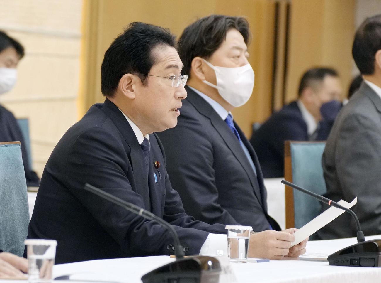 政府与党連絡会議であいさつする岸田首相（左）（共同）