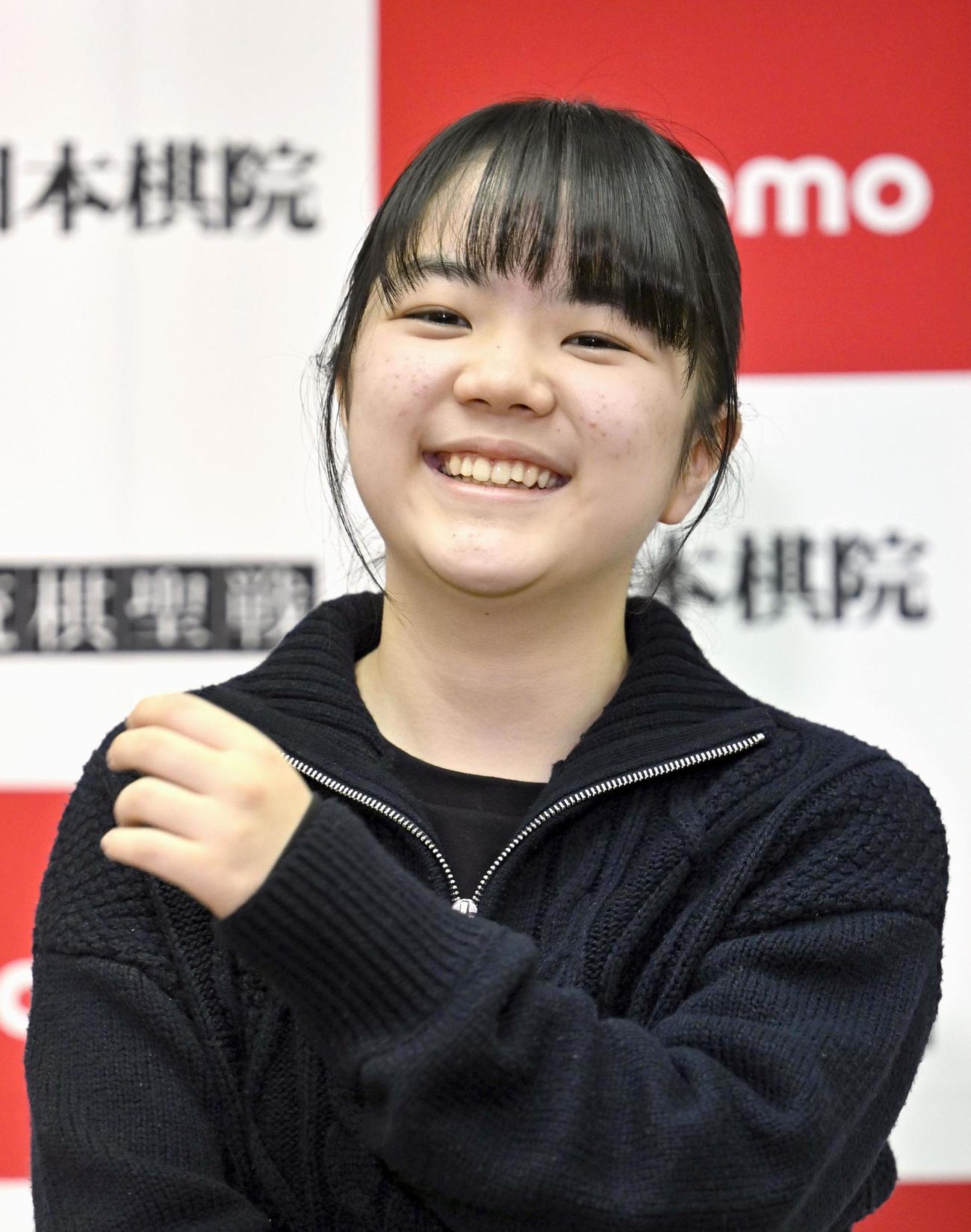 史上最年少13歳11カ月で囲碁の女流棋聖を獲得した仲邑菫三段は会見で笑顔
