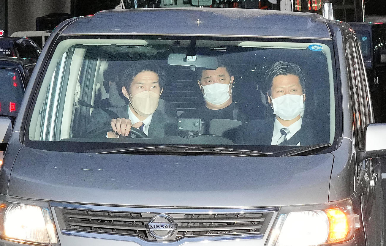 空港から渋谷警察署に移送される今村磨人容疑者（中央）（撮影・垰建太）