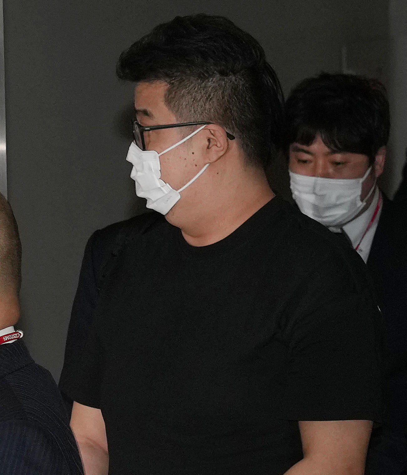 フィリピンから強制送還で成田空港に到着する今村磨人容疑者（撮影・狩俣裕三）