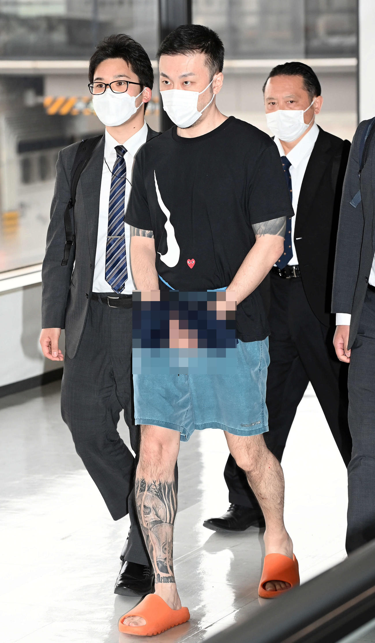 フィリピンのマニラから強制送還され日本に到着した藤田聖也容疑者（写真は一部加工）（撮影・たえ見朱実）