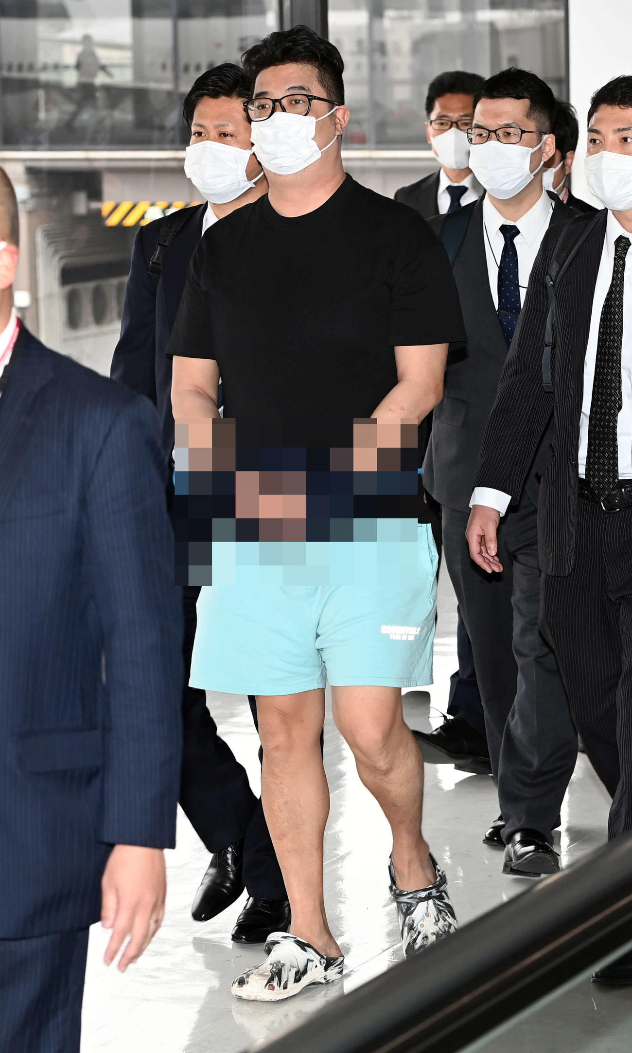 フィリピンのマニラから強制送還され日本に到着した今村磨人容疑者（写真は一部加工）（撮影・たえ見朱実）