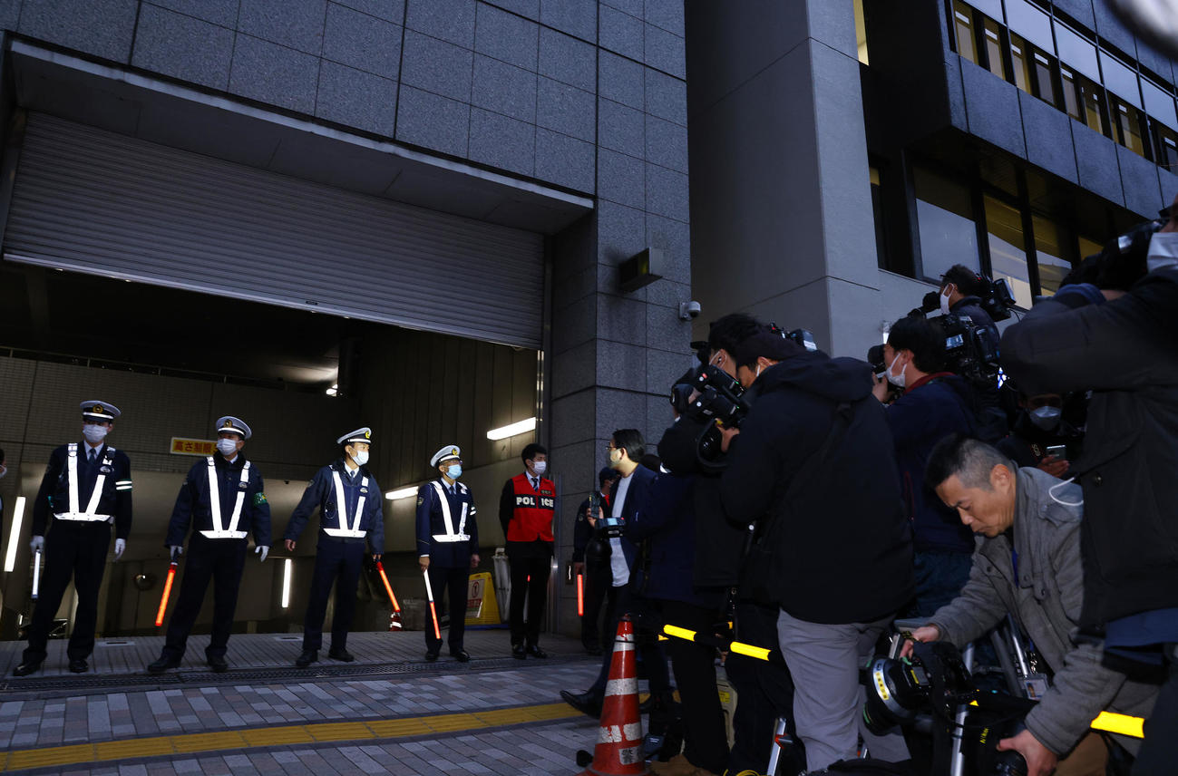 今村磨人容疑者と藤田聖也の容疑者を乗せた車両が入り厳重な警備がされる中締められるシャッター（撮影・垰建太）