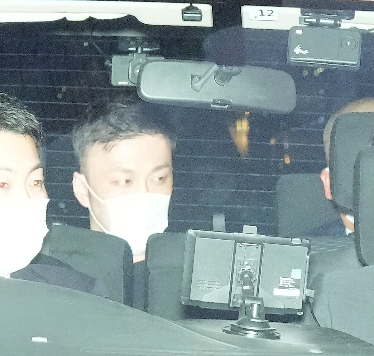 空港から渋谷警察署に移送される藤田聖也容疑者（撮影・垰建太）