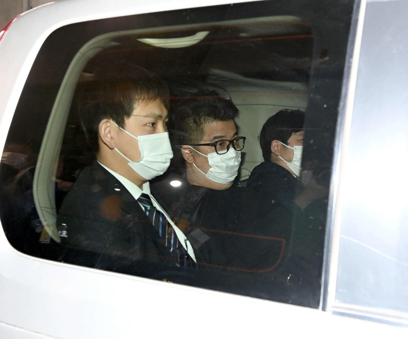 強制送還され、成田空港から車で移送される今村磨人容疑者（撮影・たえ見朱実）
