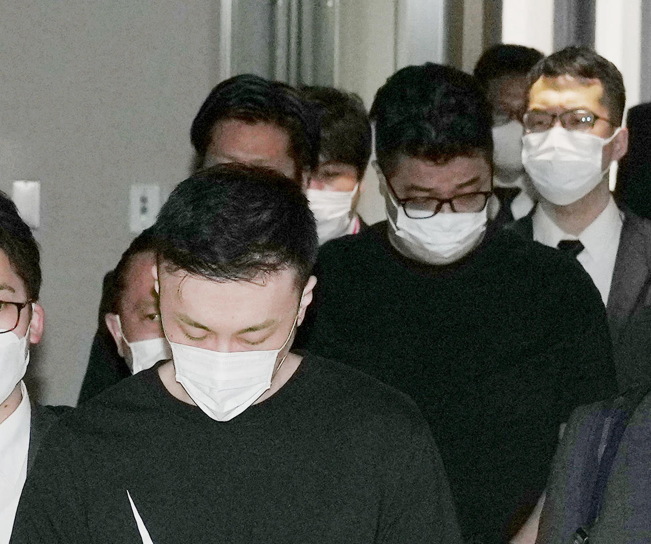 フィリピンから強制送還で成田空港に到着する藤田聖也容疑者（手前）と今村磨人容疑者（撮影・狩俣裕三）