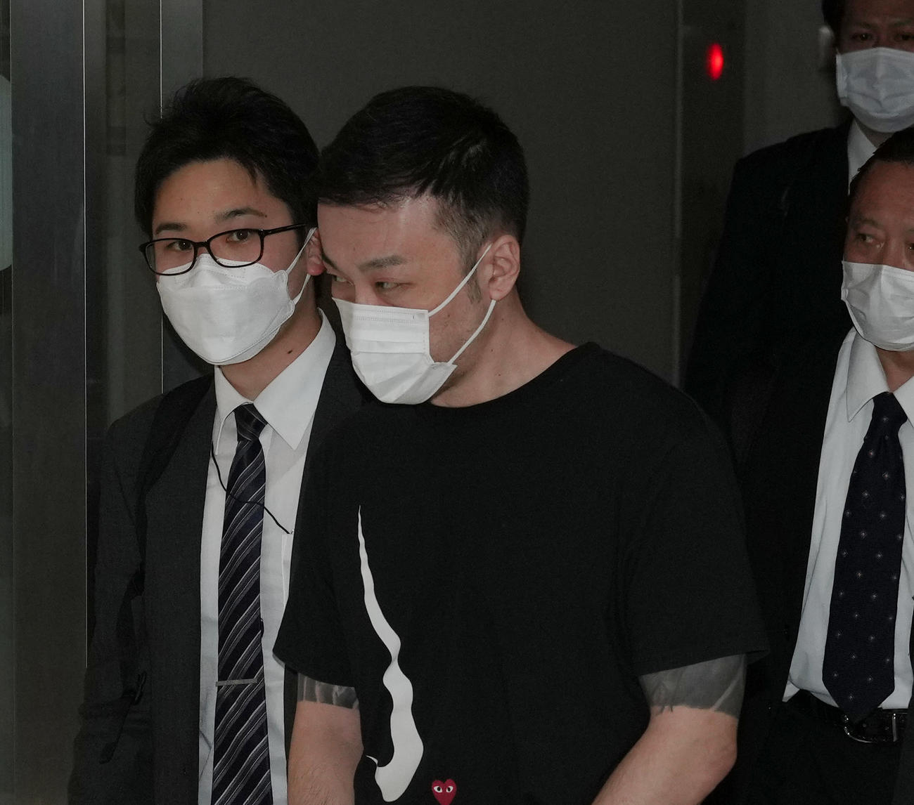 フィリピンから強制送還で成田空港に到着する藤田聖也容疑者（右）（撮影・狩俣裕三）