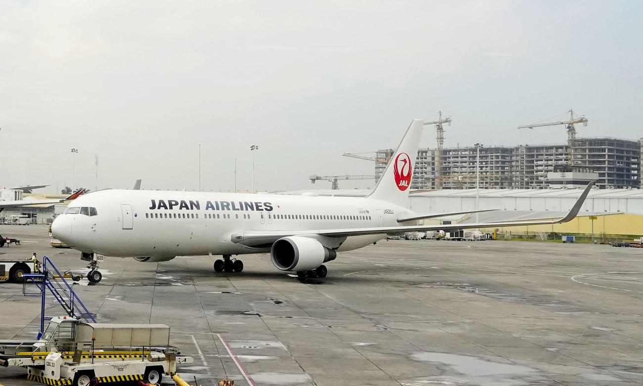 容疑者らを乗せ、離陸のためターミナルを離れる旅客機（共同）