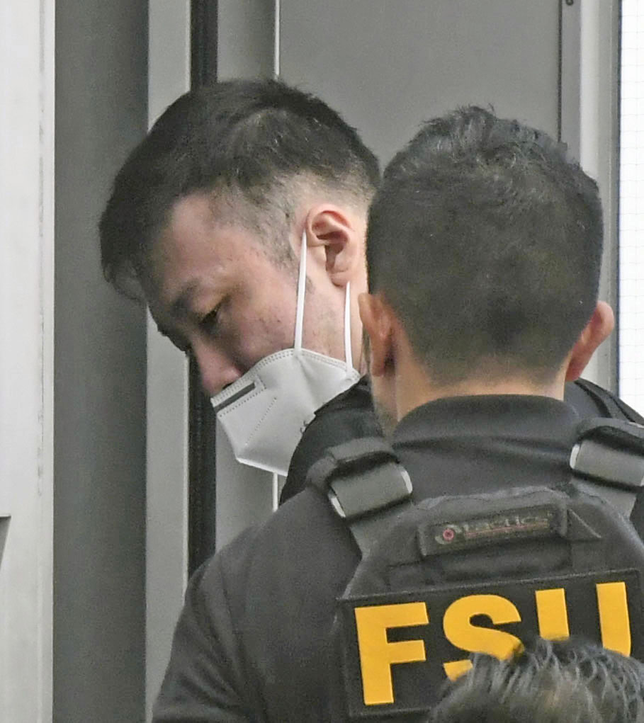 フィリピン・マニラの国際空港で、強制送還のため航空機に乗せられる藤田聖也容疑者（共同）