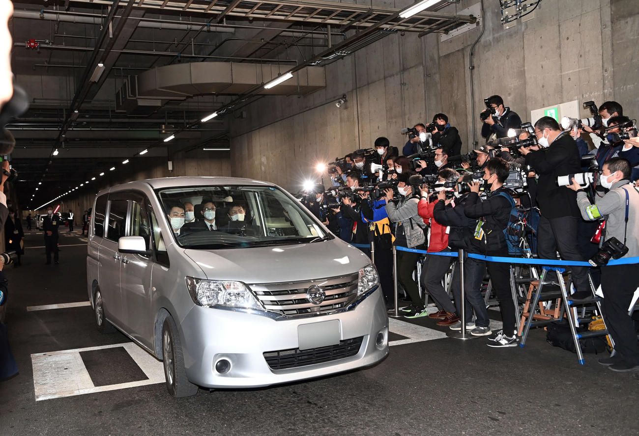藤田聖也容疑者を乗せ、空港を後にする車両（撮影・たえ見朱実）