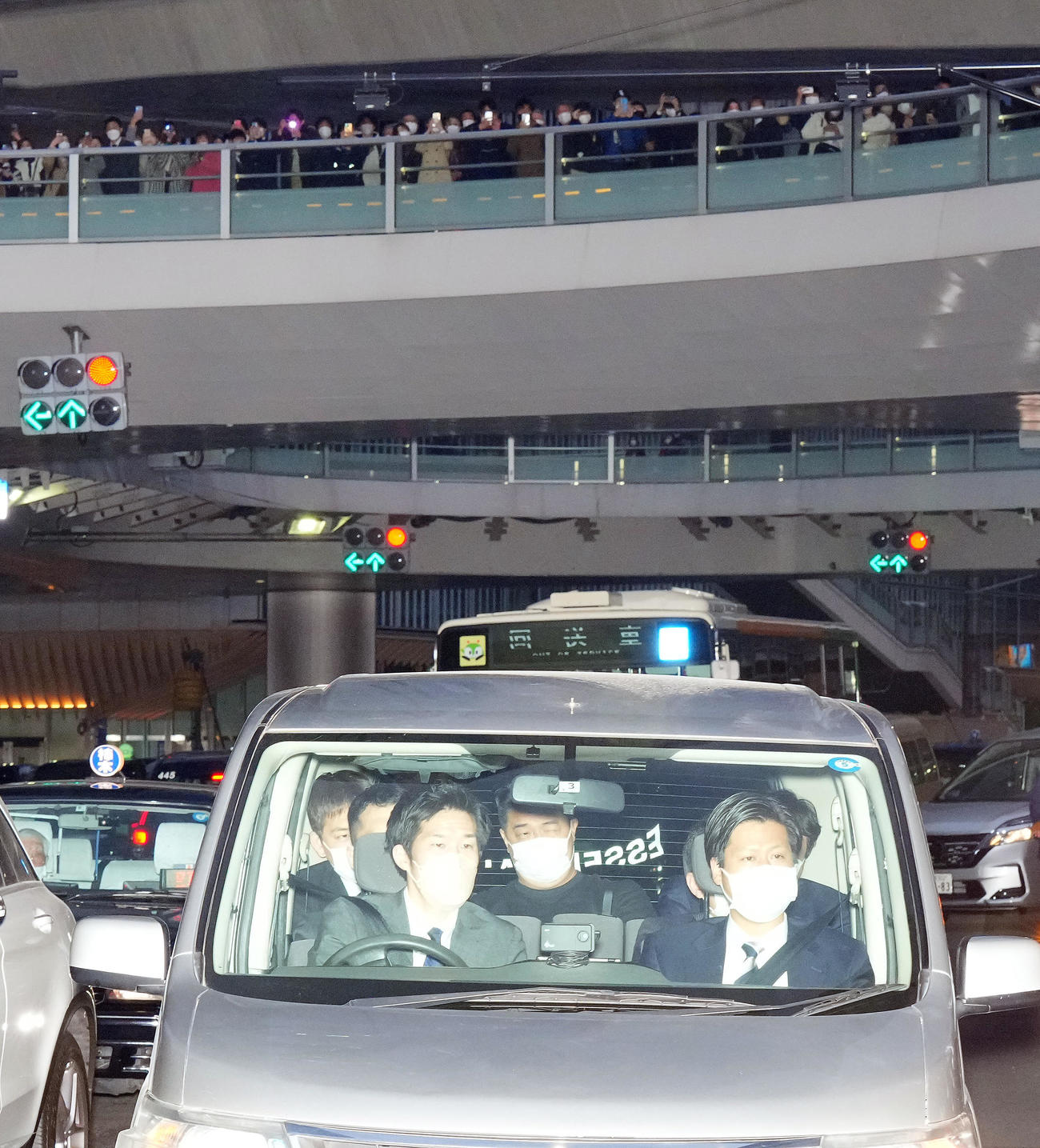 多くの人だかりができる渋谷警察署に移送される今村磨人容疑者（画像は一部加工）（撮影・垰建太）