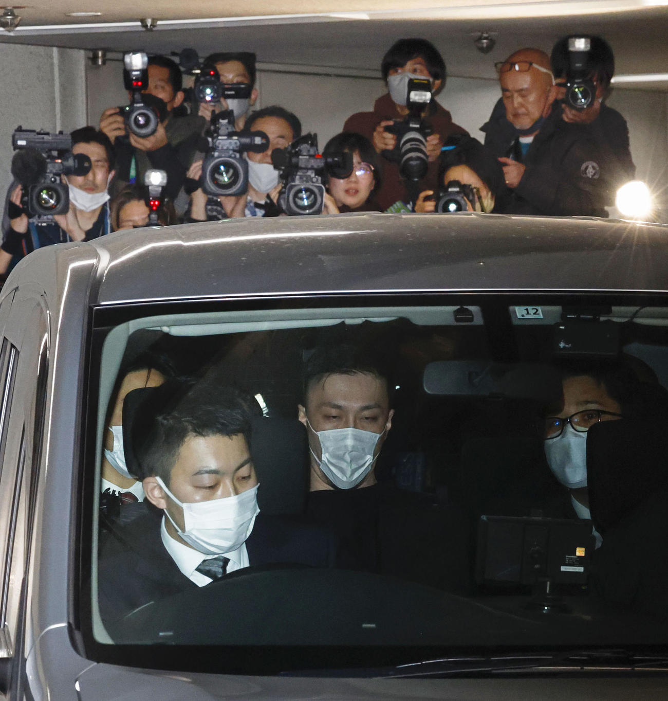 強制送還され、成田空港から車で移送される藤田聖也容疑者（中央）＝7日午後3時31分（共同）