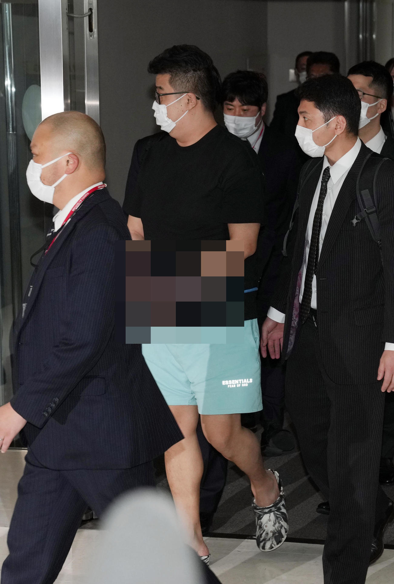 フィリピンから強制送還で成田空港に到着する今村磨人容疑者（写真は一部加工）（撮影・狩俣裕三）