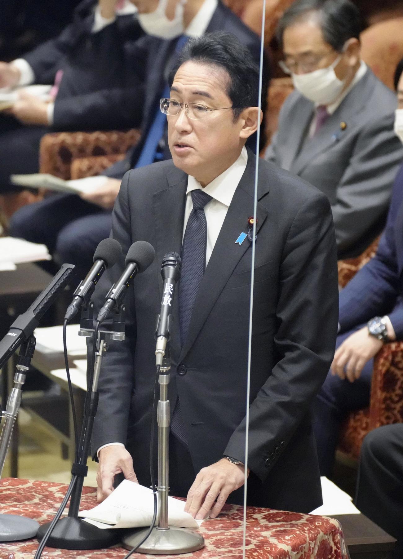衆院予算委で答弁する岸田首相（共同）