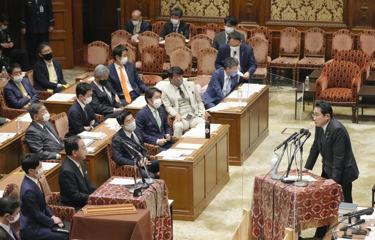 衆院予算委で立憲民主党の野田佳彦氏（左手前から3人目）の質問に答える岸田首相（共同）