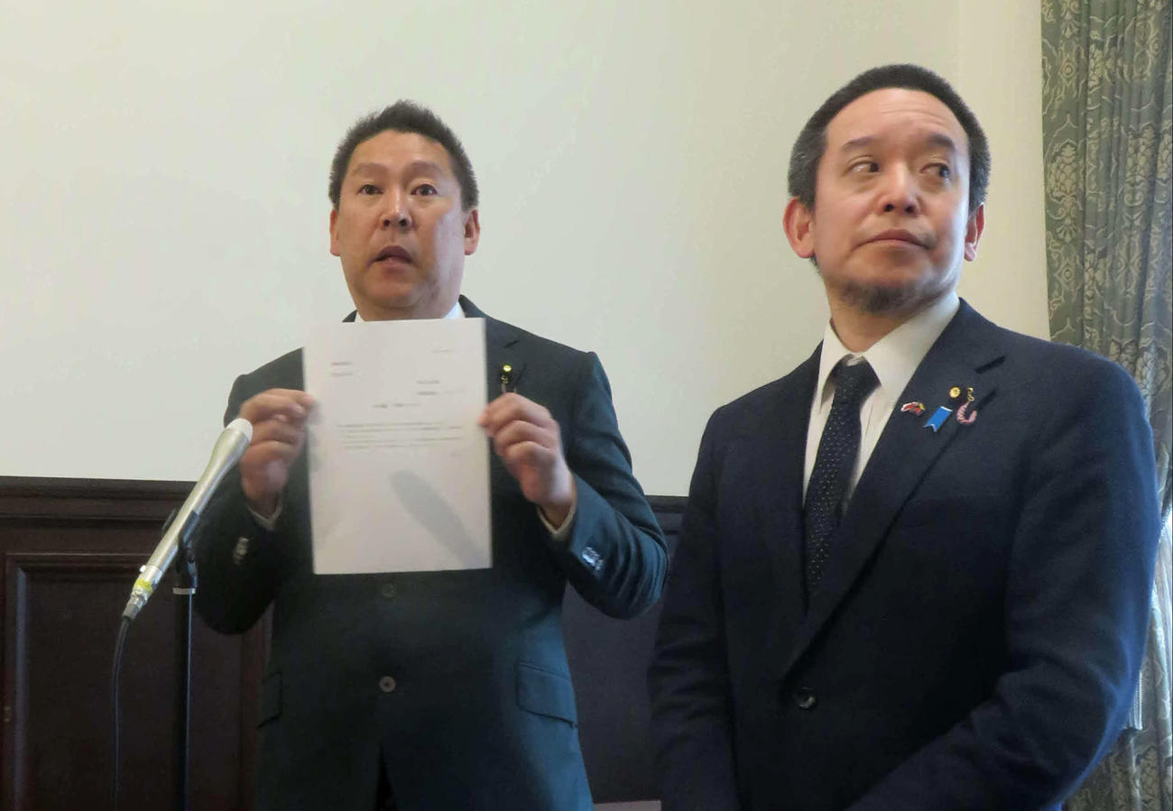 NHK党の立花孝志党首（左）は浜田聡政調会長と同党のガーシー参院議員の本会議欠席の理由を説明する文書を提出し、会見を行った（撮影・大上悟）