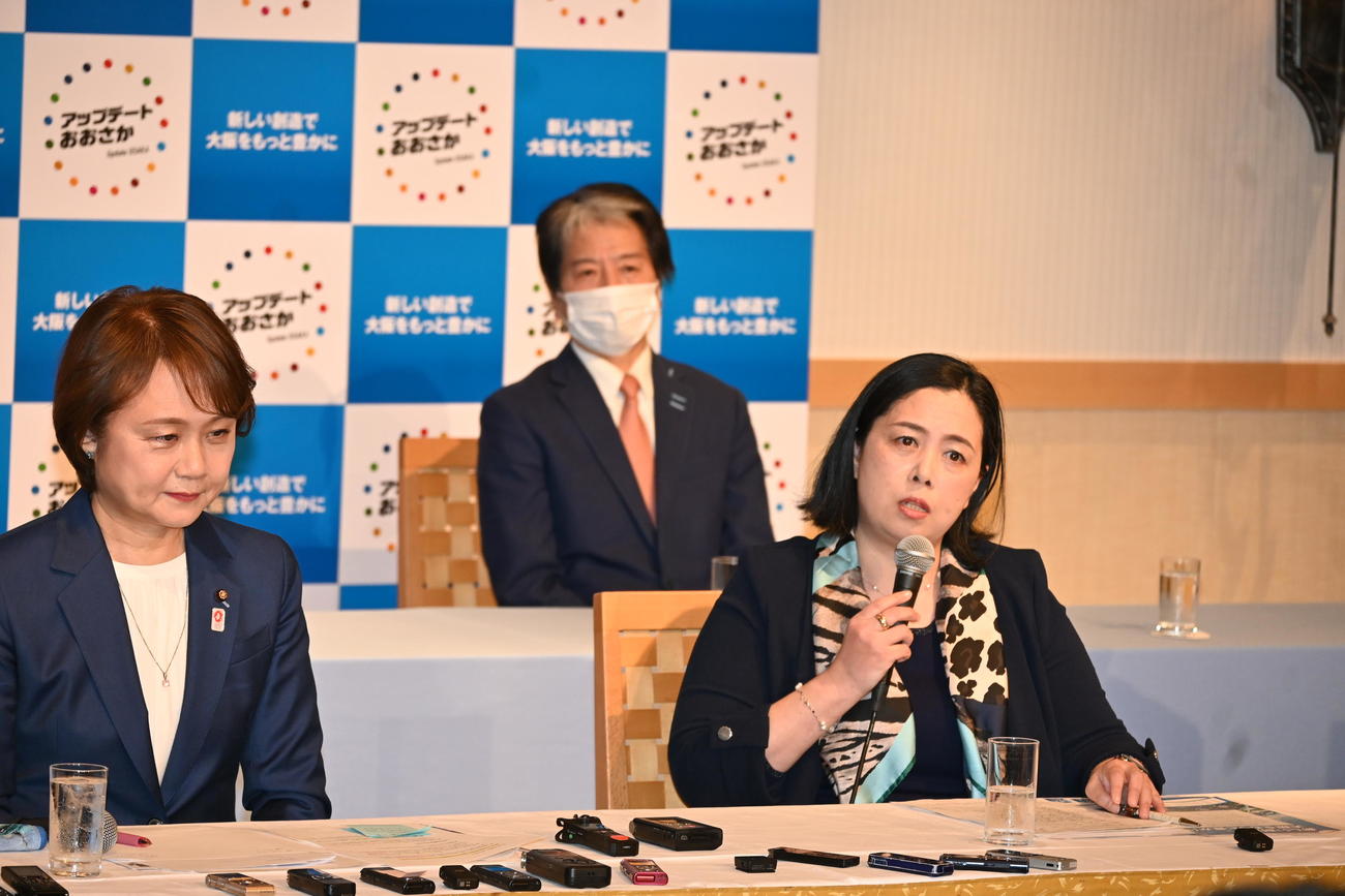 大阪府知事選へ出馬を表明した谷口真由美氏、大阪市長選へ出馬を表明した大阪市議の北野妙子氏（撮影・松浦隆司）