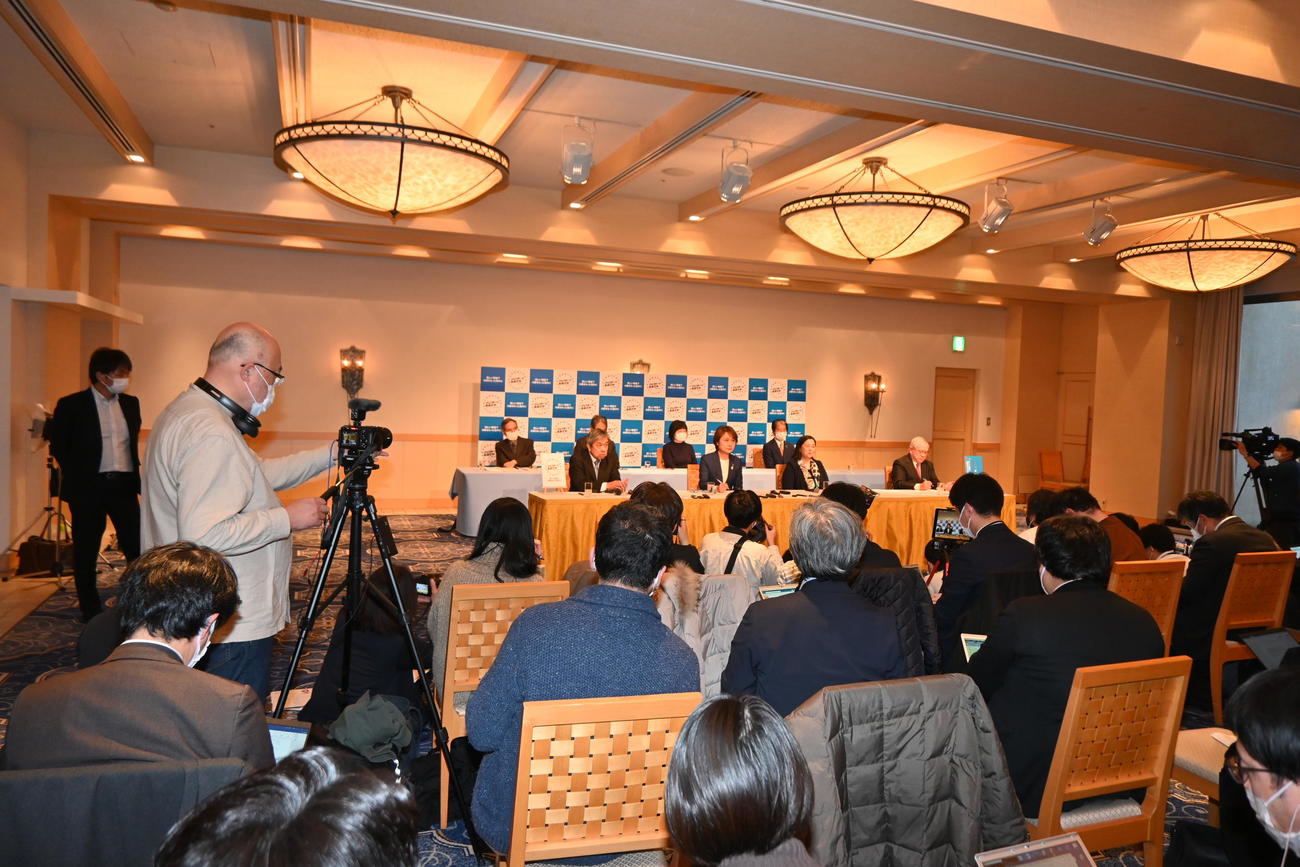 大阪「ダブル選」の出馬を表明した谷口真由美氏、北野妙子氏の会見には多くの報道陣が詰めかけた（撮影・松浦隆司）
