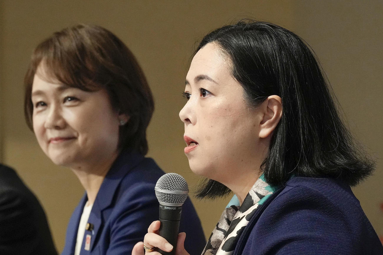 記者会見する谷口真由美氏（手前）と北野妙子氏