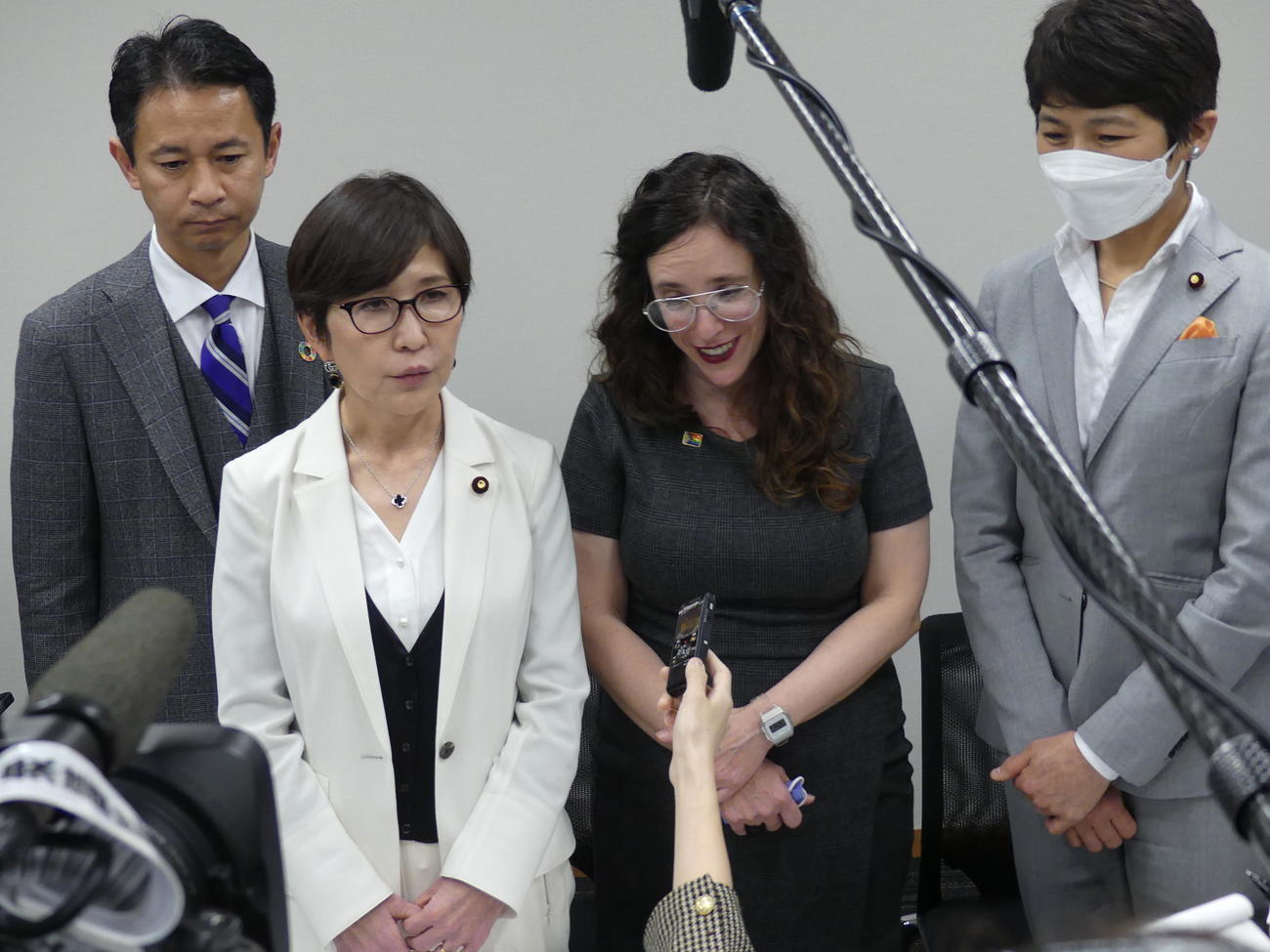米国務省の人権担当特使ジェシカ・スターン氏（右から2人目）と意見交換後、取材に応じる自民党の稲田朋美元防衛相。右は立憲民主党の西村智奈美前幹事長（撮影・中山知子）