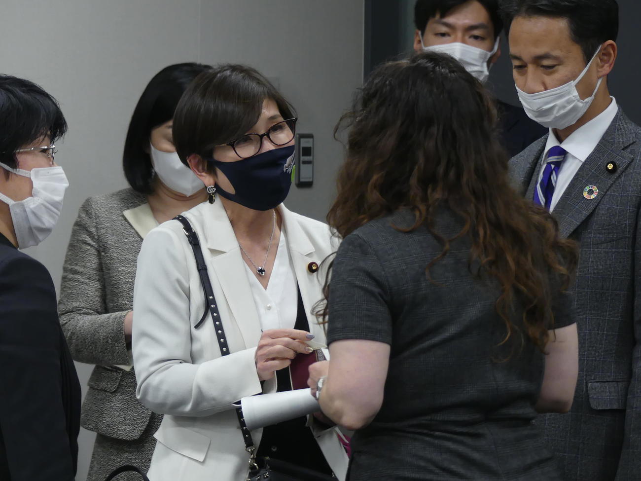 超党派のLGBT議連役員会で、ゲストの米国務省LGBTQI＋人権促進担当特使にあいさつする自民党の稲田朋美元防衛相（撮影・中山知子）