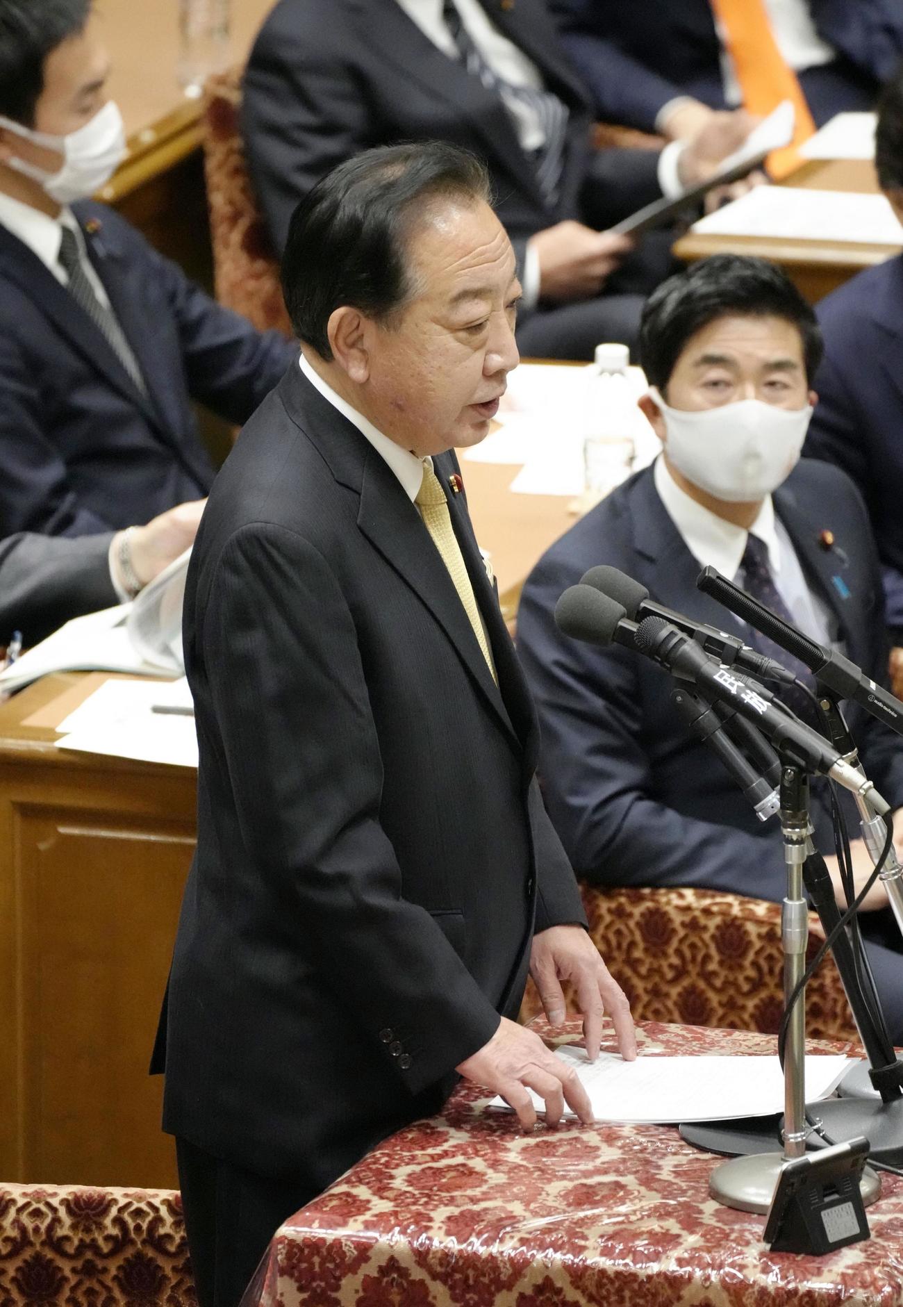 衆院予算委で質問する立憲民主党の野田佳彦氏（共同）
