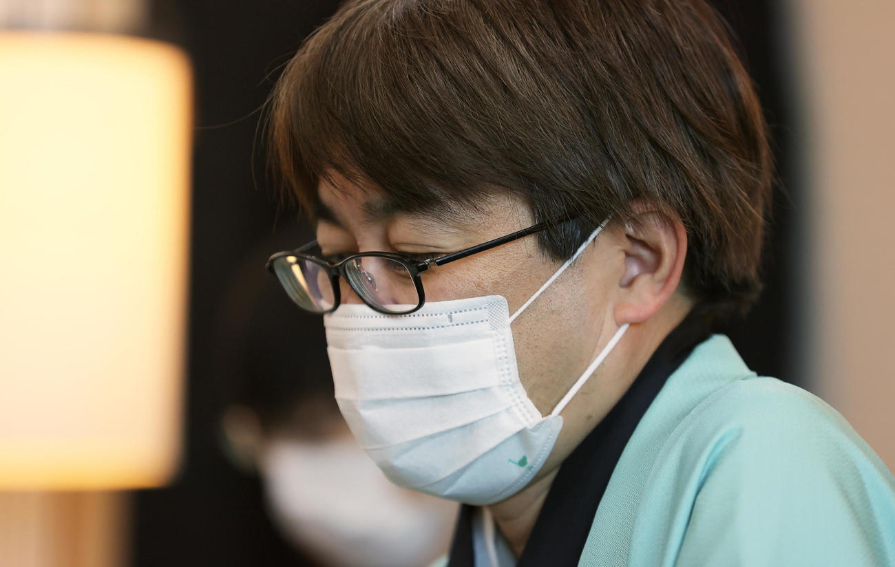 第72期ALSOK杯王将戦7番勝負第4局、盤面を見つめる羽生善治九段（代表撮影）