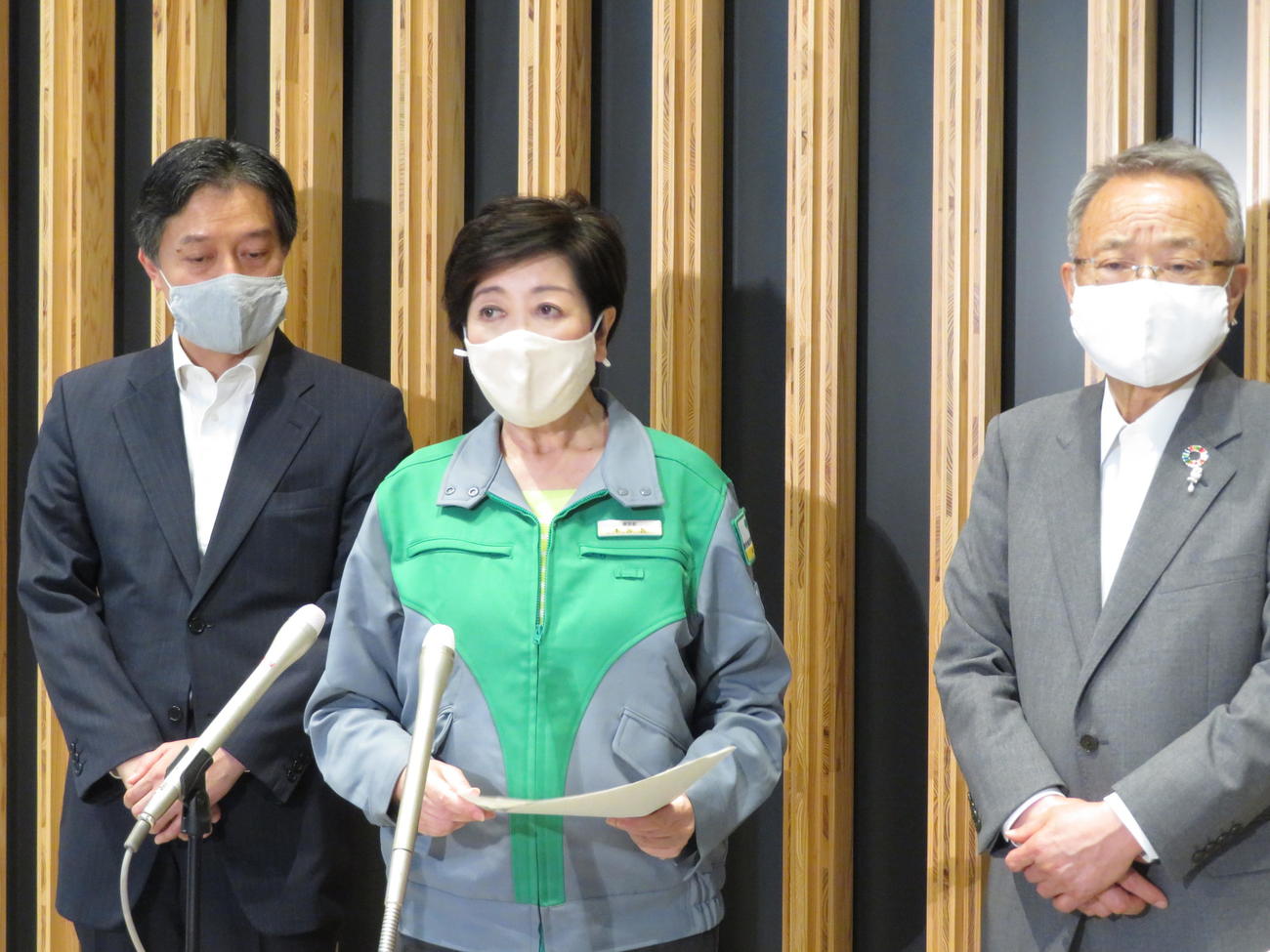 2020年8月、「夜の街関連」の新型コロナウイルス感染拡大防止策の意見交換に出席した小池百合子都知事（中央）と豊島区長の高野之夫さん（右）。左は新宿区長の吉住健一氏