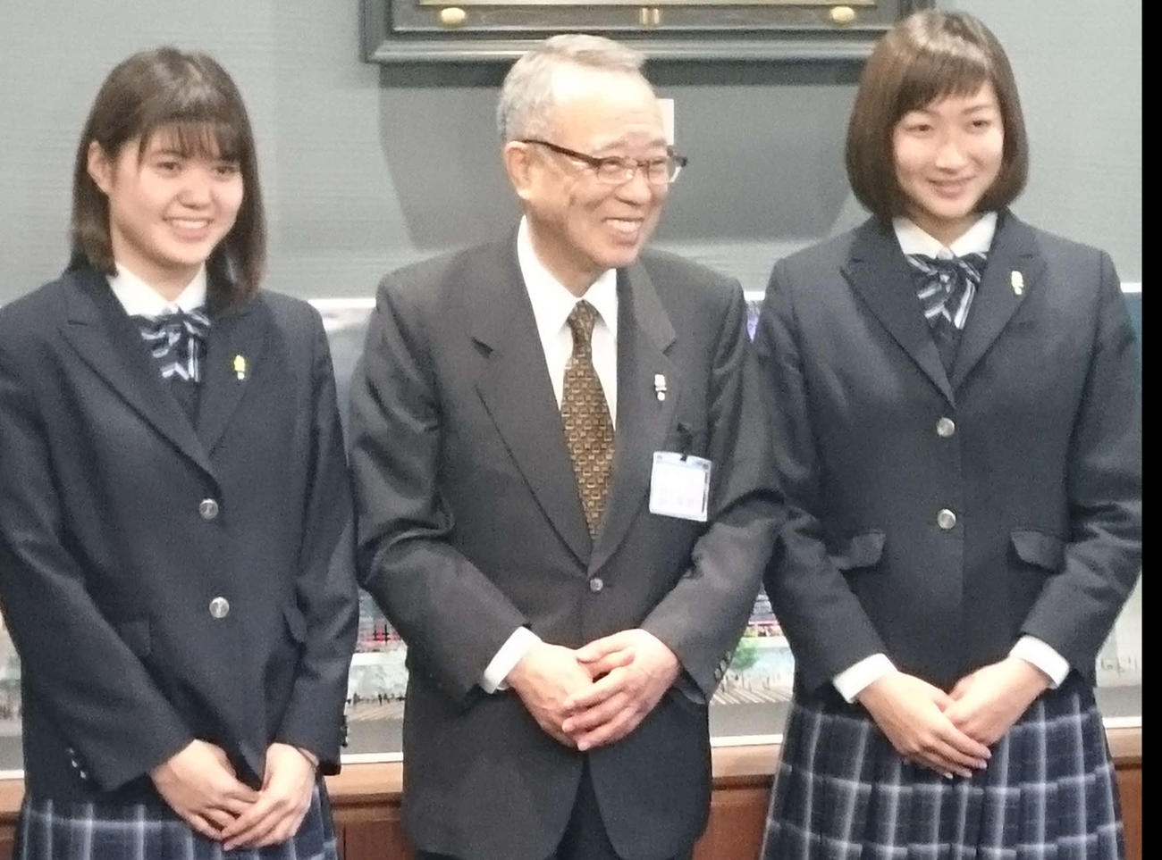 2016年5月、リオデジャネイロ五輪代表の長谷川（左）と池江（右）の訪問を受ける豊島区長の高野之夫さん