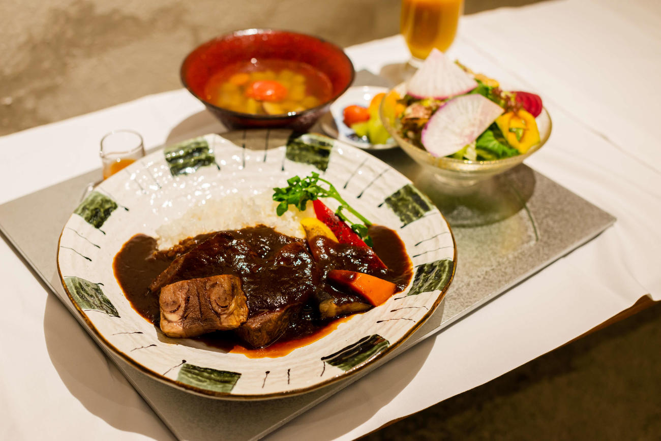 羽生善治九段の2日目の昼食は「国産牛のタンとほほ肉を柔らかく煮込んだハヤシライス（自家製ピクルス、上野原ハーフガーデンのリーフサラダ）」、「マンゴージュース」（日本将棋連盟提供）