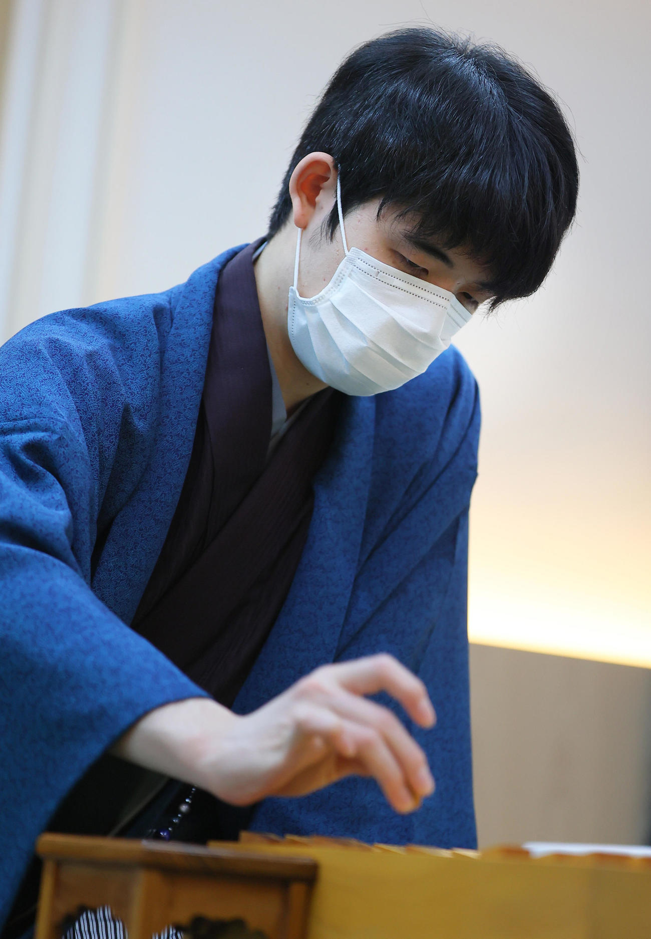 前日の盤面を再現する藤井王将（代表撮影）