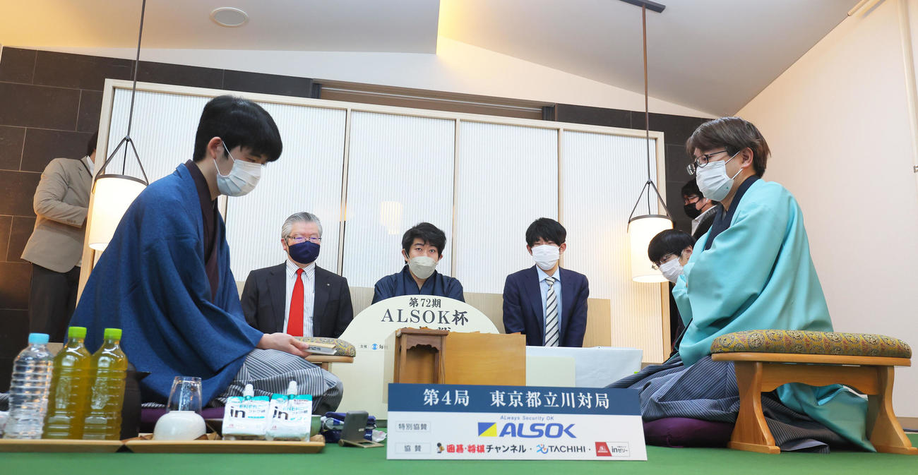 第4局2日目の対局に臨む藤井王将（左）と羽生九段（代表撮影）