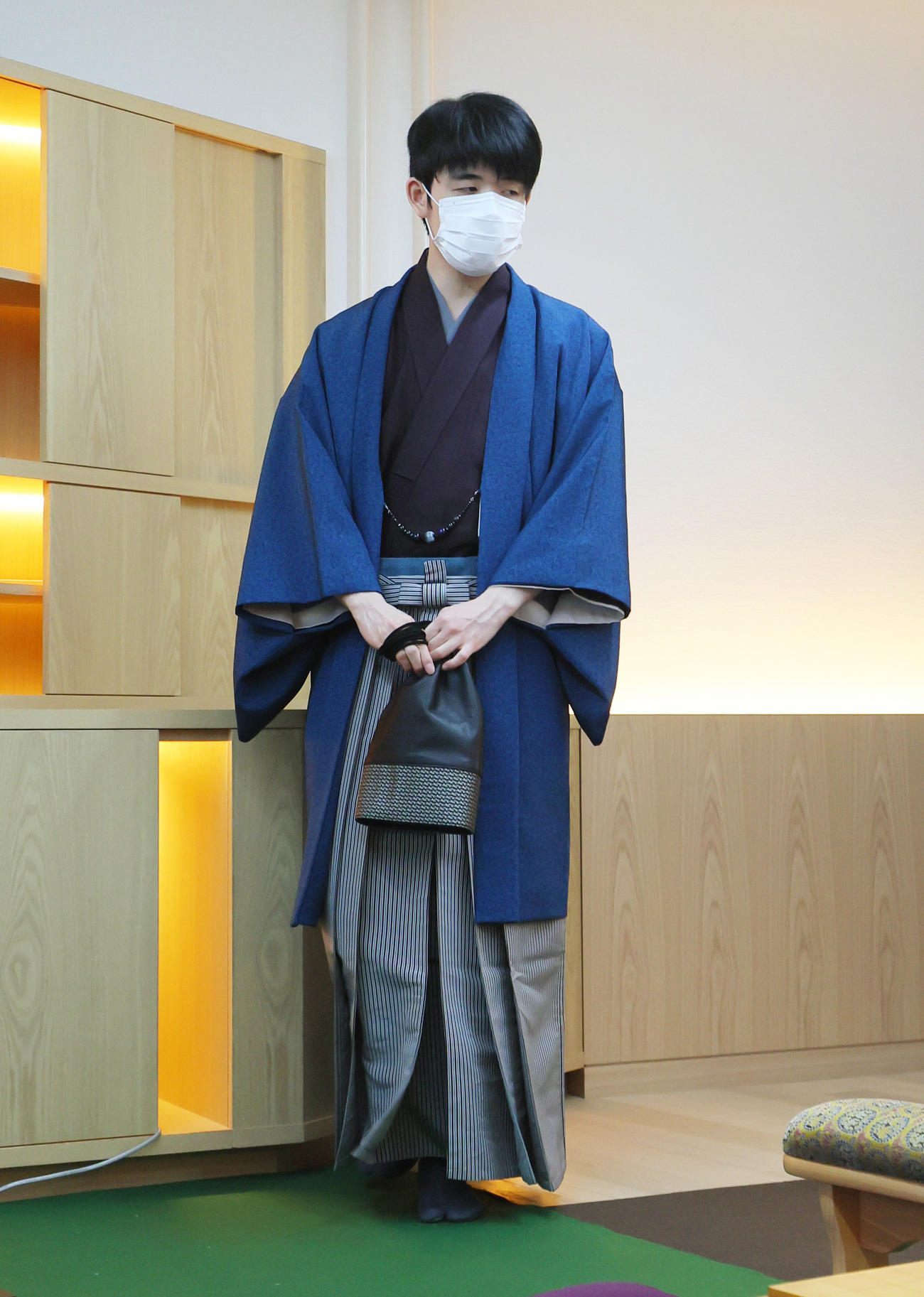 第72期ALSOK杯王将戦七番勝負の第4局2日目の対局に臨む藤井王将（代表撮影）
