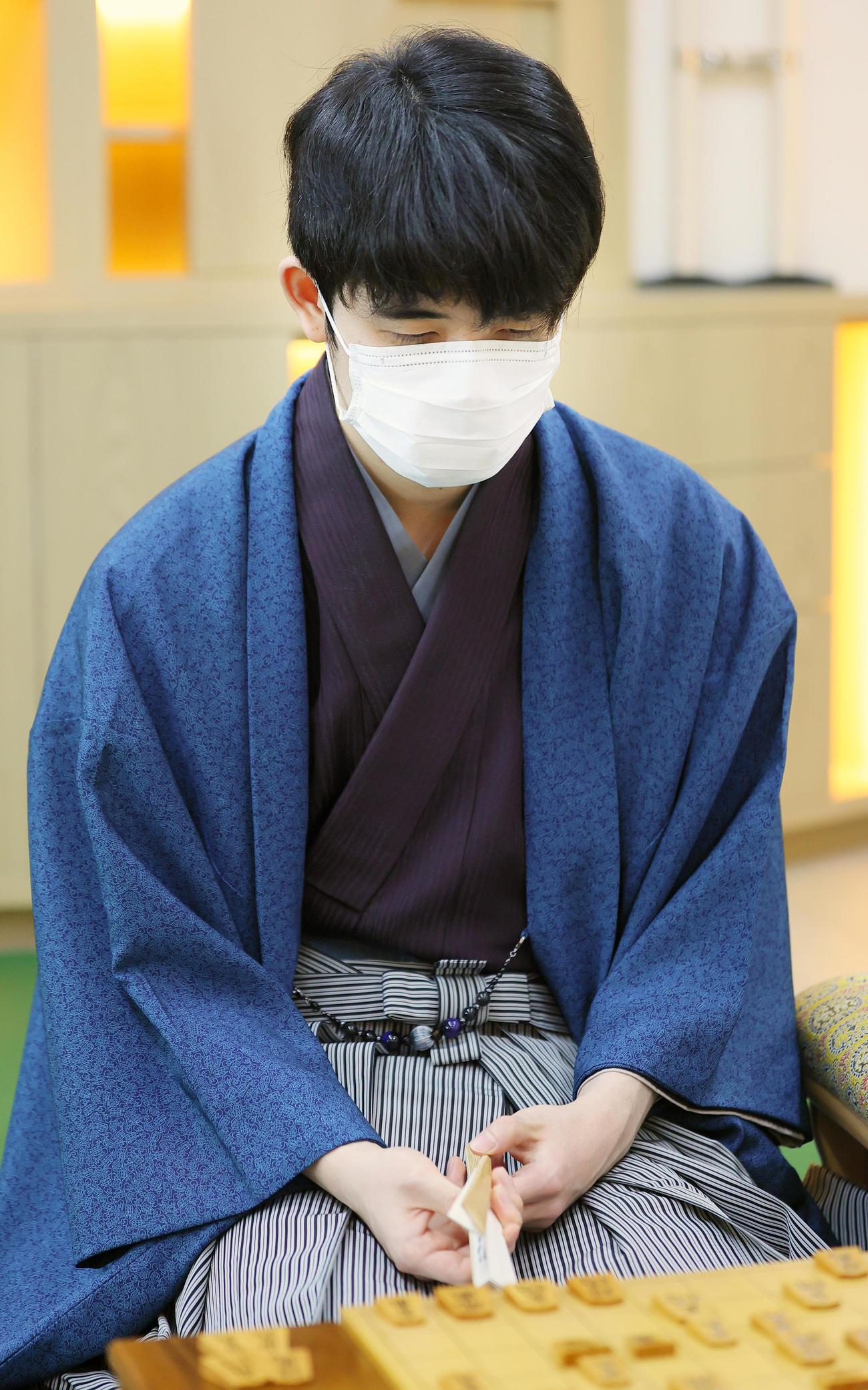 第72期ALSOK杯王将戦七番勝負の第4局2日目の対局に臨む藤井王将（代表撮影）