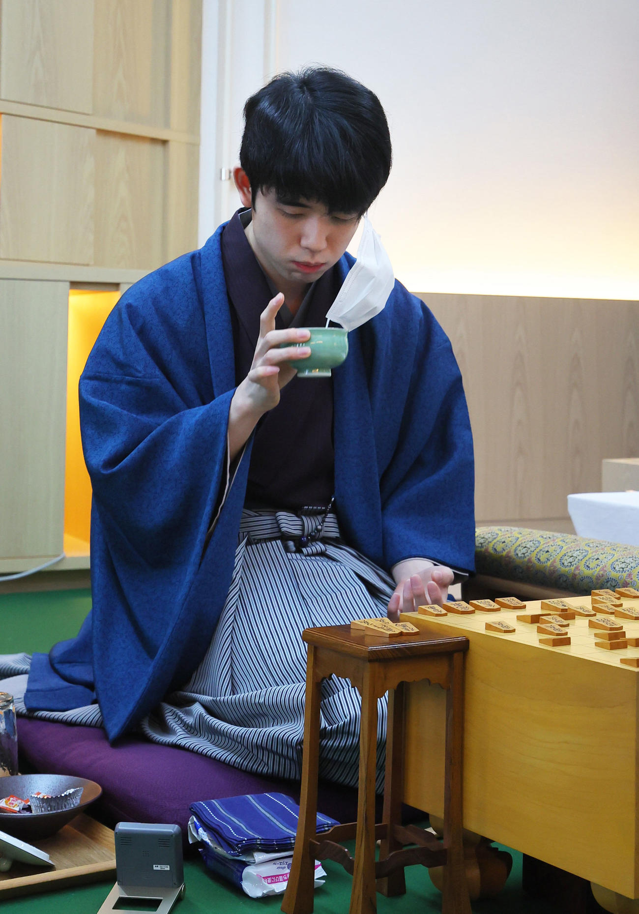 第4局2日目の対局が始まり、お茶を飲む藤井王将（代表撮影）