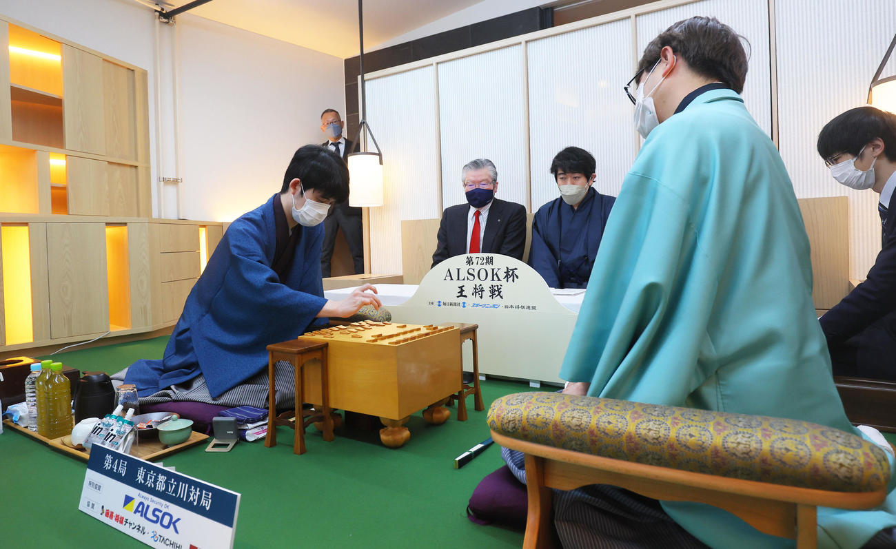 前日の盤面を再現する藤井王将（左）と羽生九段（代表撮影）