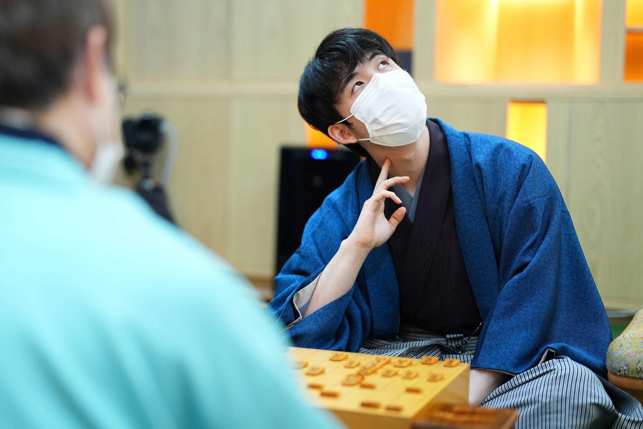 感想戦中に天を仰ぐ藤井聡太王将。手前は羽生善治九段（代表撮影）