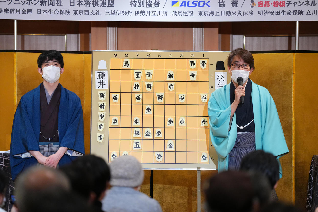 大盤解説の会場であいさつをする羽生善治九段（右）と藤井聡太王将（代表撮影）