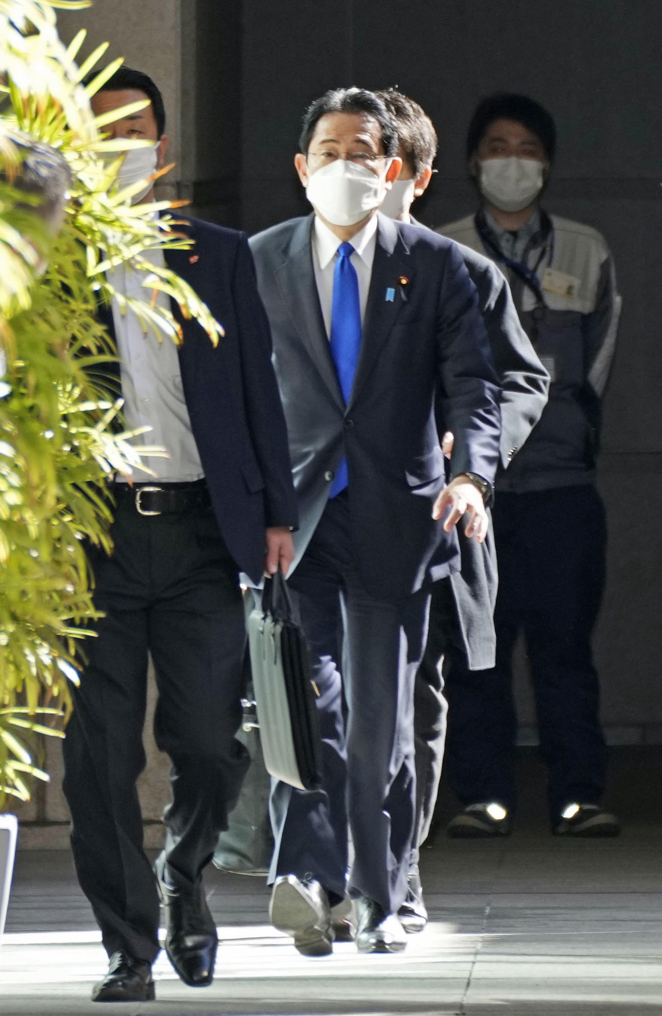 「慢性副鼻腔炎」の治療のため、東京都内の病院に入る岸田首相（共同）