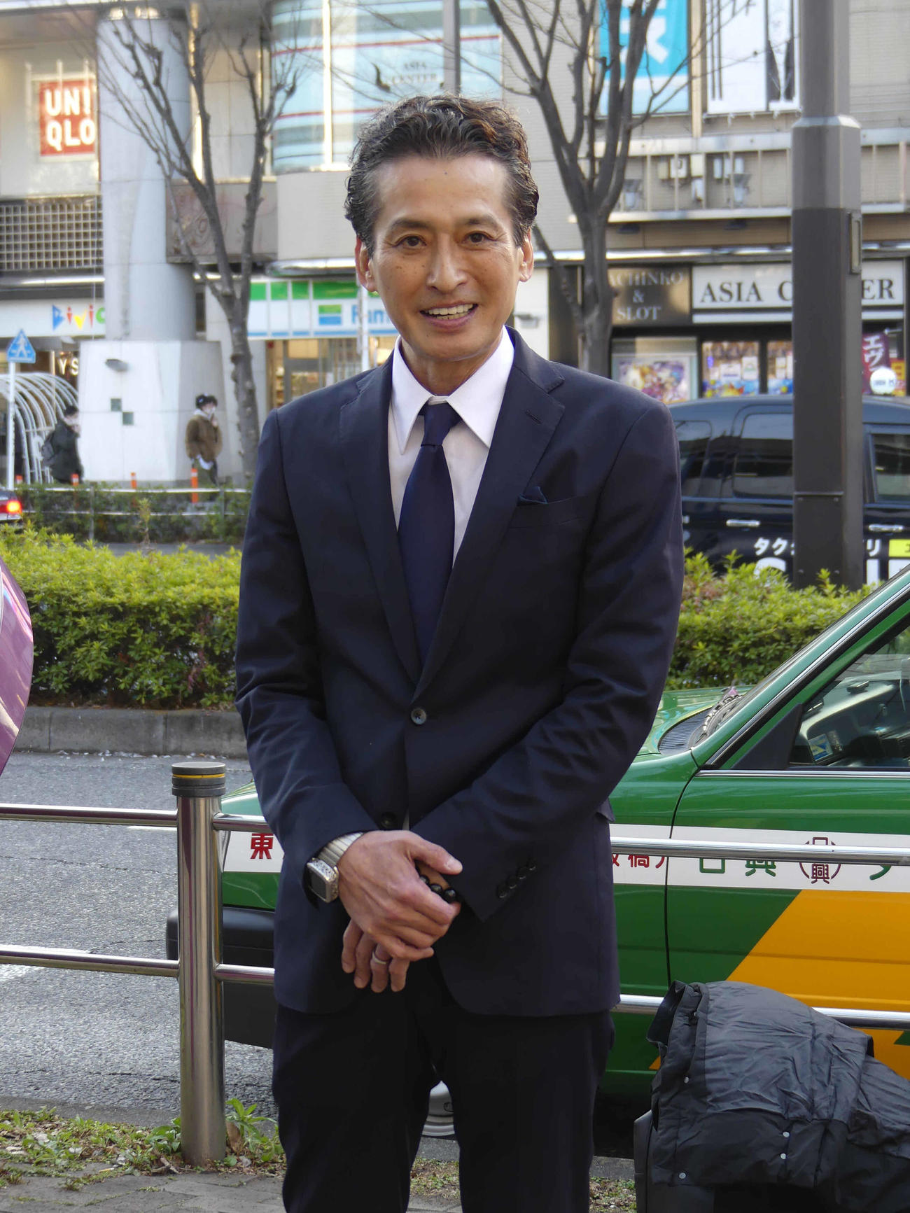 JR赤羽駅前で区民らにあいさつする大沢樹生氏（撮影・中山知子）