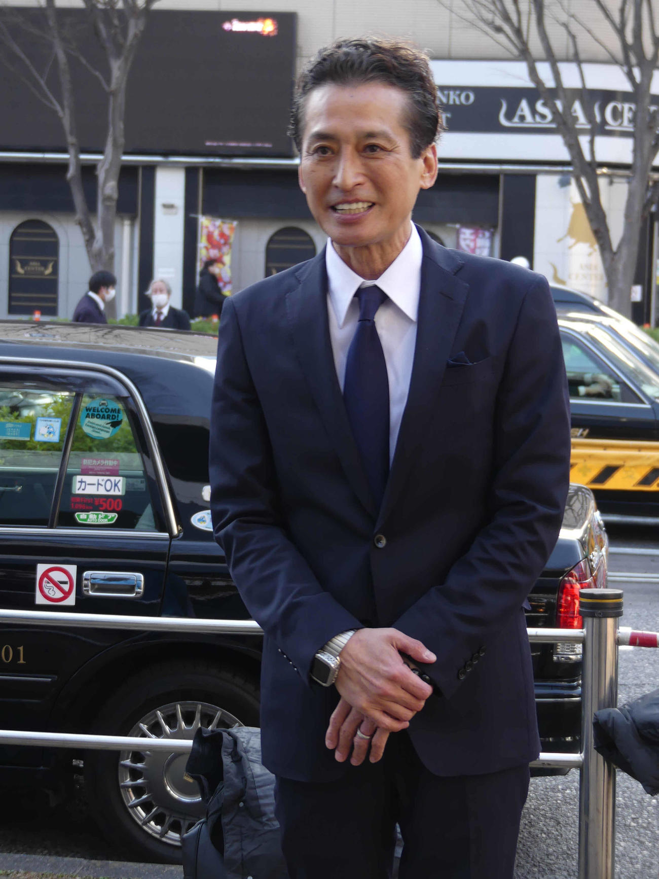 JR赤羽駅前で区民らにあいさつする大沢樹生氏（撮影・中山知子）